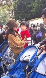 组图：Lucas圣诞装扮童趣大发 现身迪斯尼乐园 