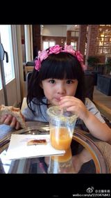 组图：吃货王诗龄见美食 两眼放光合不拢嘴