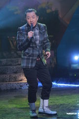 组图：《劲歌金曲》录影 阿娇(钟欣桐)出席郑欣宜落泪