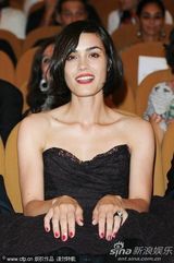 高清：《无果之路》首映女主演秀蕾丝裙 蜜挽男搭档