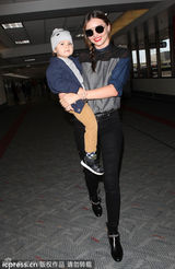 组图：米兰达现身机场 爱子对镜头抛媚眼