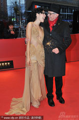 幻灯图集：《在路上》首映变庆生会 主席热拥导演