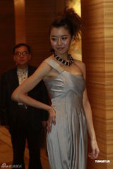 高清图：李桃真空礼服光抢镜 萧蔷酥胸半露险走光