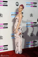 高清：凯蒂-派瑞中国风“绿色经济”亮相AMA红毯