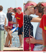 组图：泰勒与男友海滩牵手 波点泳装保守