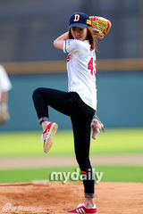 组图：SISTAR成员多顺担任棒球比赛开球嘉宾