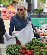 组图：娜奥米-沃茨逛集市卖菜 不慎露股沟抢镜