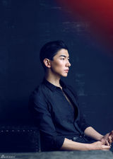 组图：张亮张悦轩父子拍摄时尚大片 酷帅有型