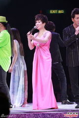 组图：甄妮等红馆开唱 潘美辰唱情歌疑示爱