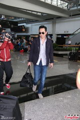 组图：阿娇(钟欣桐)男友访港曝女友正在北京拍戏