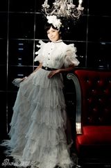 组图：赵丽化身“白雪公主” 着华服显华贵气质