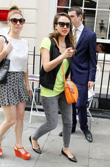 组图：杰西卡-阿尔芭街拍亮色T恤搭潮包