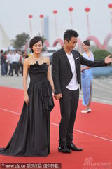 幻灯图集：邓超孙俪亲密亮相 手牵手恩爱走红毯