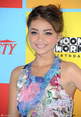 组图：萨拉-海蓝德花朵礼服亮相青春靓丽