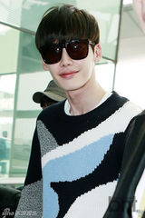 组图：李钟硕飞赴中国站台 休闲装似阳光男孩