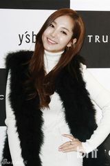 组图：金宇彬朴敏英亮相品牌活动展冬季时尚