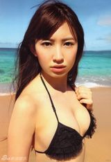 组图：小嶋阳菜夏日海滩写真 衣衫轻褪诱惑十足