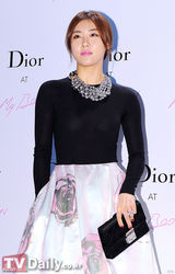 组图：f(x)韩艺瑟韩智敏等捧场品牌活动