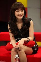 幻灯组图：张娜拉做客新浪 大波浪卷发倍增女人味