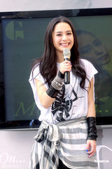 组图：阿娇被问玉照反应大 称要随时间“放低过去”