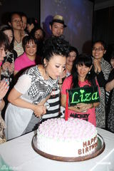 组图：汪明荃获粉丝送蛋糕鲜花 提前贺64岁生日