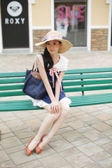 组图：毛晓彤街拍夏日蓝色系搭配清爽