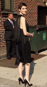 组图：短发安妮-海瑟薇黑色流苏裙魅力四射