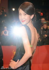 组图：倪景阳露背装亮相柏林闭幕式红毯