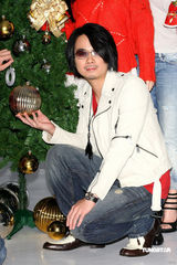 幻灯：华纳众歌手身着喜庆红衣拍圣诞大片