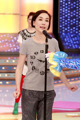 幻灯图：米雪等上节目胸爆气球 暧昧游戏姿势引遐想