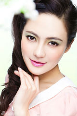 组图：樊蕊精致妆容大片 玉脂冰清水灵可人