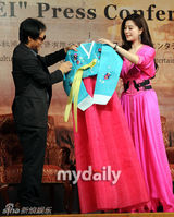 组图：《杨贵妃》釜山发布会 范冰冰粉裙抢眼