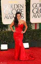 高清组图：凯莉-理查兹亮相身着红裙露香肩