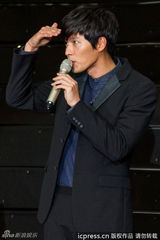 高清组图：玄彬上海开唱 与粉丝合影自拍乐陶陶