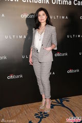 组图：钟楚红时尚造型现身容颜姣好