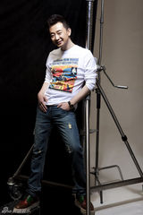 组图：黄海波时尚封面大片 无镜片眼镜扮潮男 