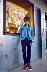 星街拍：周笔畅冬日潮装出街 保暖耍酷两不误