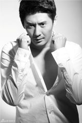 组图：张天其拍黑白写真 诠释质感型男