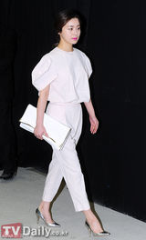 组图：车艺莲嘉熙薄纱装亮相 金宇彬西装展个性