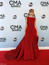 组图：泰勒华美红裙闪耀颁奖礼 独揽三奖成赢家