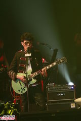 组图：黄贯中享受照顾爱女 携手方大同秀吉他