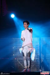 组图：严爵个唱秀舞技 打死不肯脱衣露腹肌