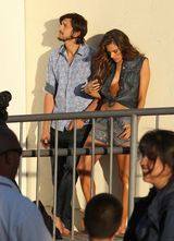 组图：性感超模安布罗休搭档库彻拍广告