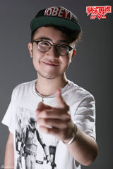 组图：快男杭州十四强诞生 流浪歌手感动全场