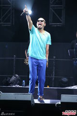 高清图：张震岳香港开唱民族风 谢安琪等助阵