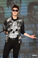 组图：潘玮柏酷装扛枪亮相 对“史泰龙”袭胸