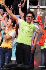 组图：萧亚轩昆凌等港台百位明星同台为公益开唱