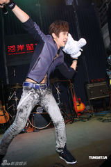 幻灯组图：汪东城助阵“晚生”送吉他秘笈