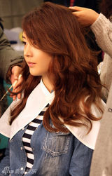 组图：成宥利写真现场照 俏丽多姿百变风格