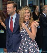 组图:安妮斯顿碎花裙清新亮相《冒牌家庭》首映